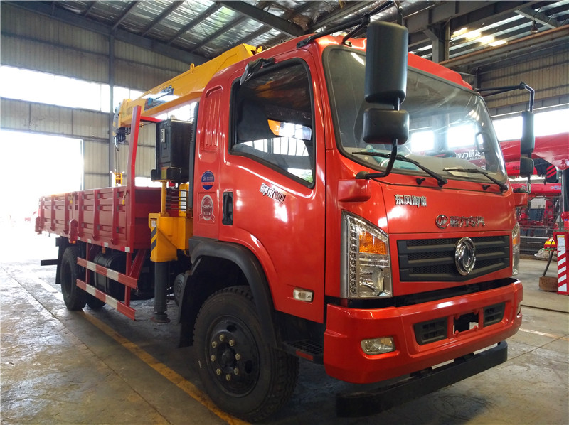 東風(fēng)御虎6.3噸小黃牌隨車(chē)吊