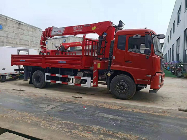東風(fēng)天錦國(guó)六單橋隨車吊,上裝8噸各類吊機(jī)